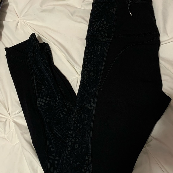 LULULEMON size 4 mesh side leggings - Picture 3 of 5